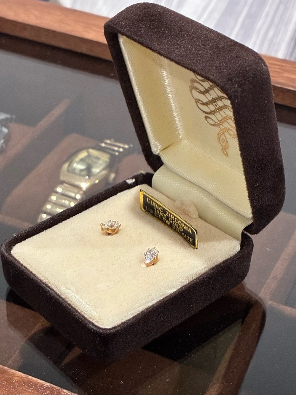 Zirconia stud earrings set in 14k gold
